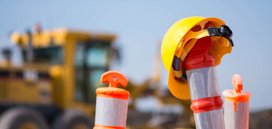 Baustelle Bauhelm in Gelb auf der Baustelle