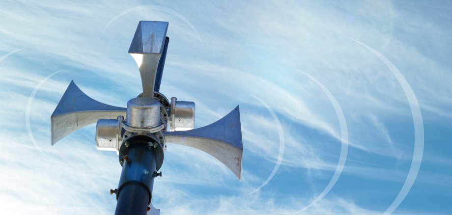 Lautsprecher im Freien bei blauem Himmel