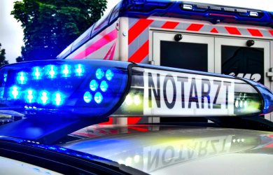 Notarzt Blaulicht auf dem Dach des Notarztwagend und im Hintergrund der obere Teil eines Krankenwagens.