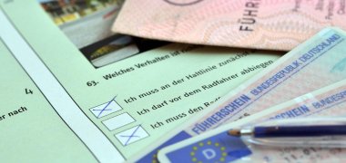 Führerscheinprüfungsbogen mit Führerschein