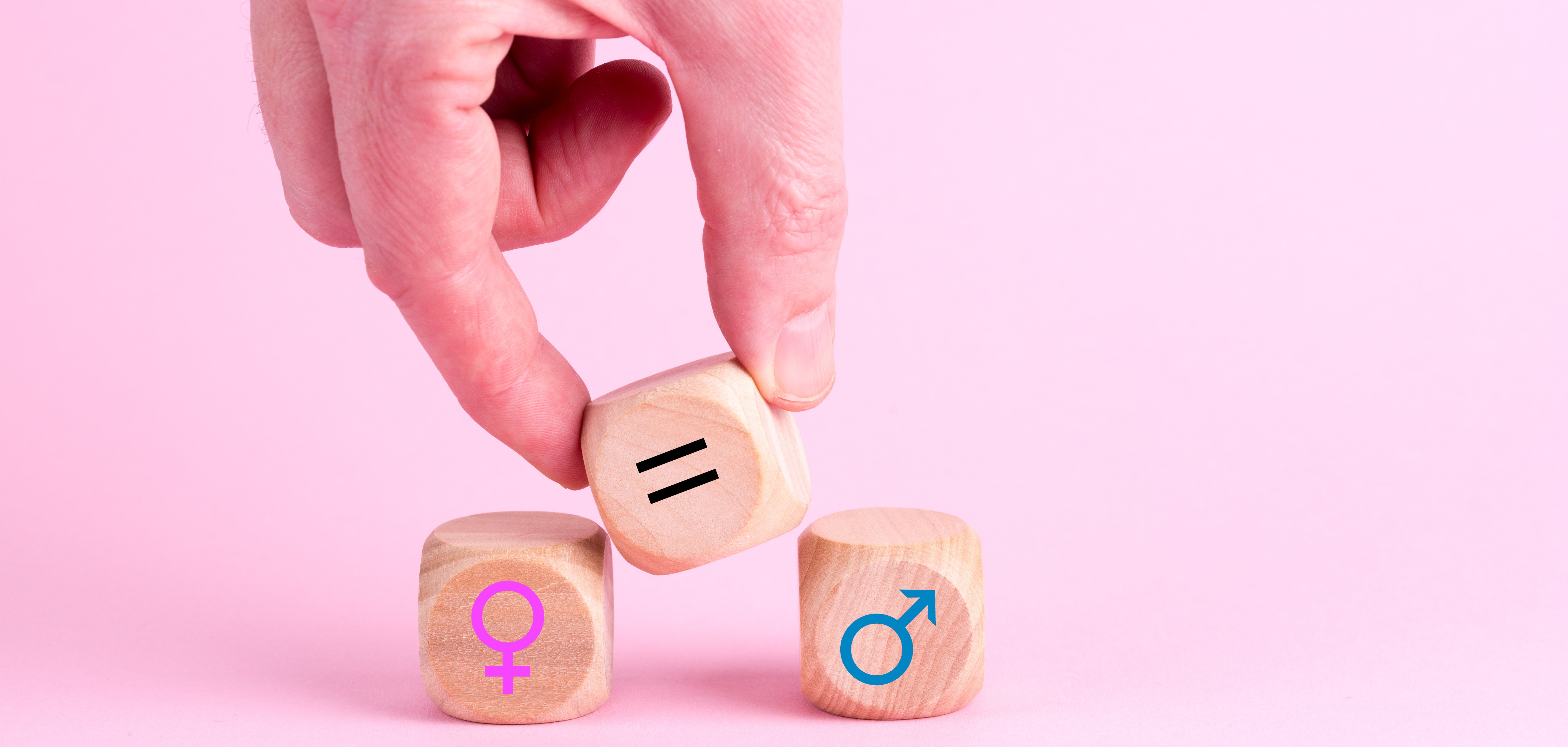 Eine Hand legt die Geschlechter Symbol männlich und weiblich mit einem Gleichzeichen dazwischen. Konzept Gleichberechtigung.