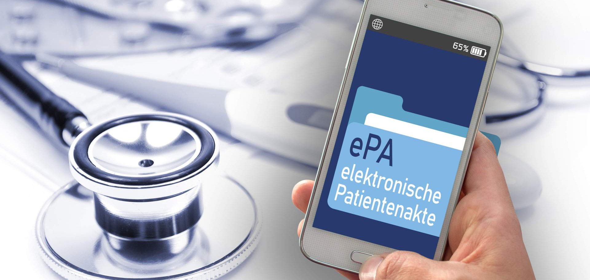 Eine Person hält ein Handy in der Hand, auf dem eine elektronische Patientenakte abgebildet ist.