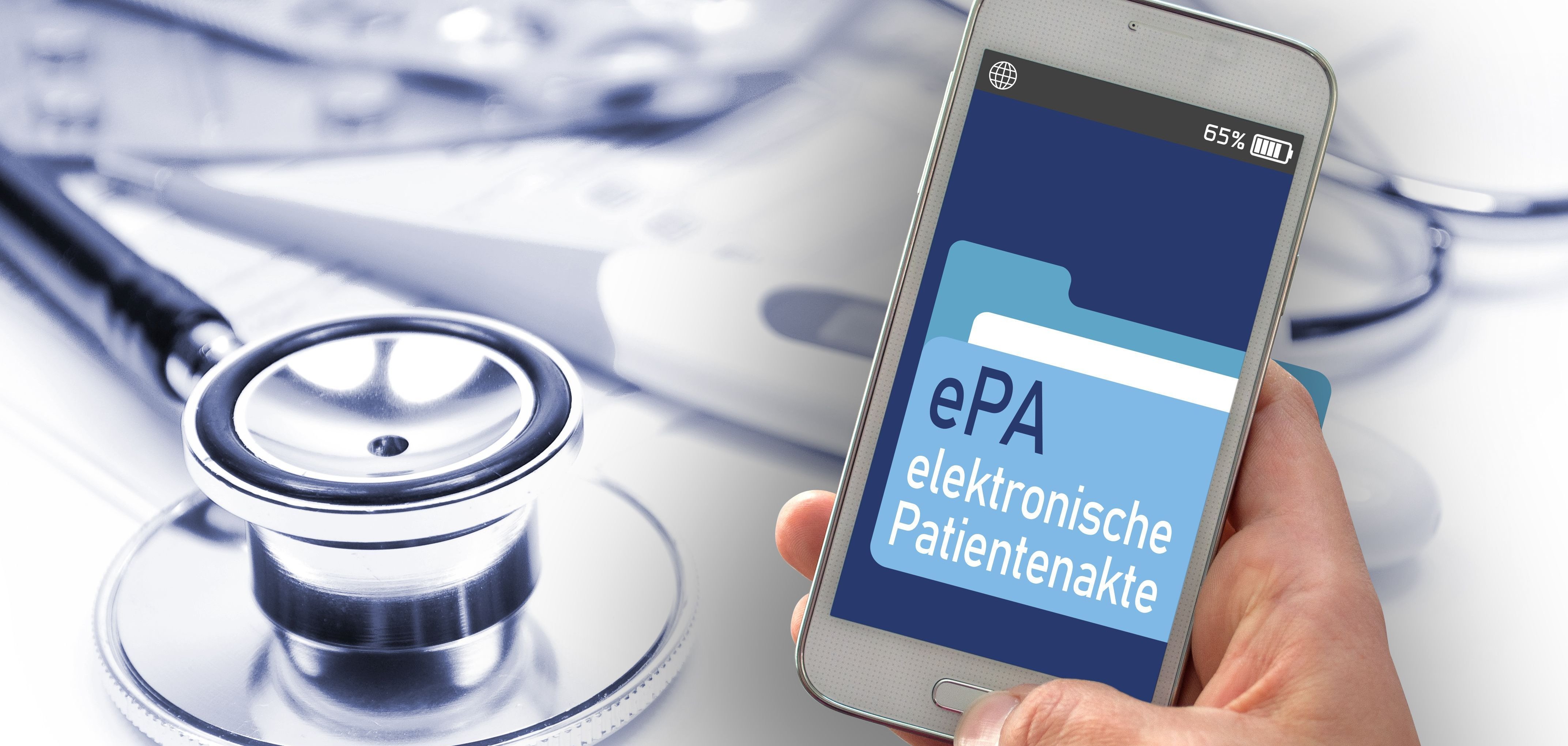 Eine Person hält vor einem Stethoskop ein Smartphone in der Hand. Auf dem Smartphone ist ein Akten-Icon abgebildet mit der Aufschrift "ePa".