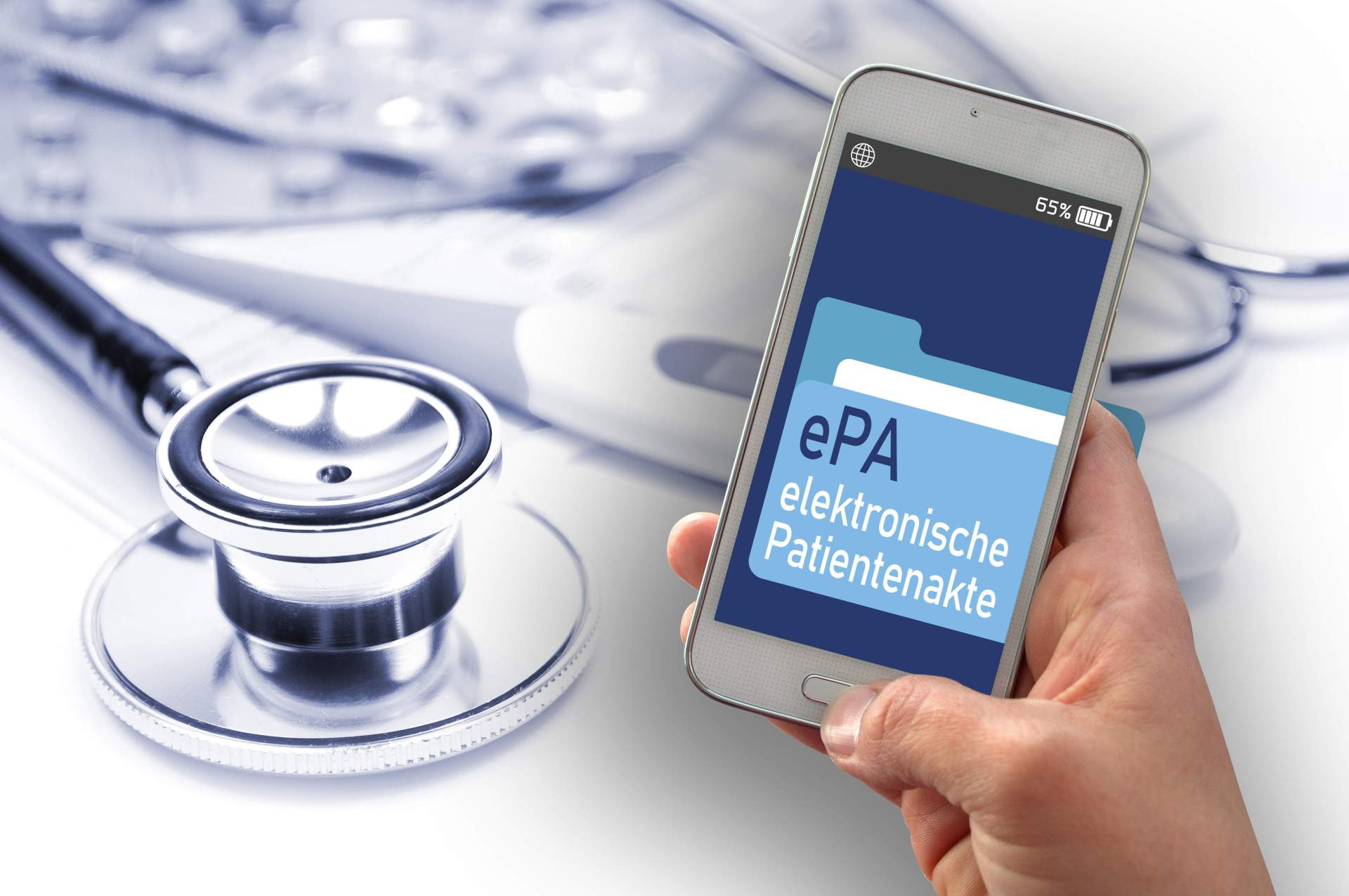 Eine Hand hält ein Handy in der Hand, auf der ein Akten-Symbol mit der Aufschrift ePa angezeigt wird.