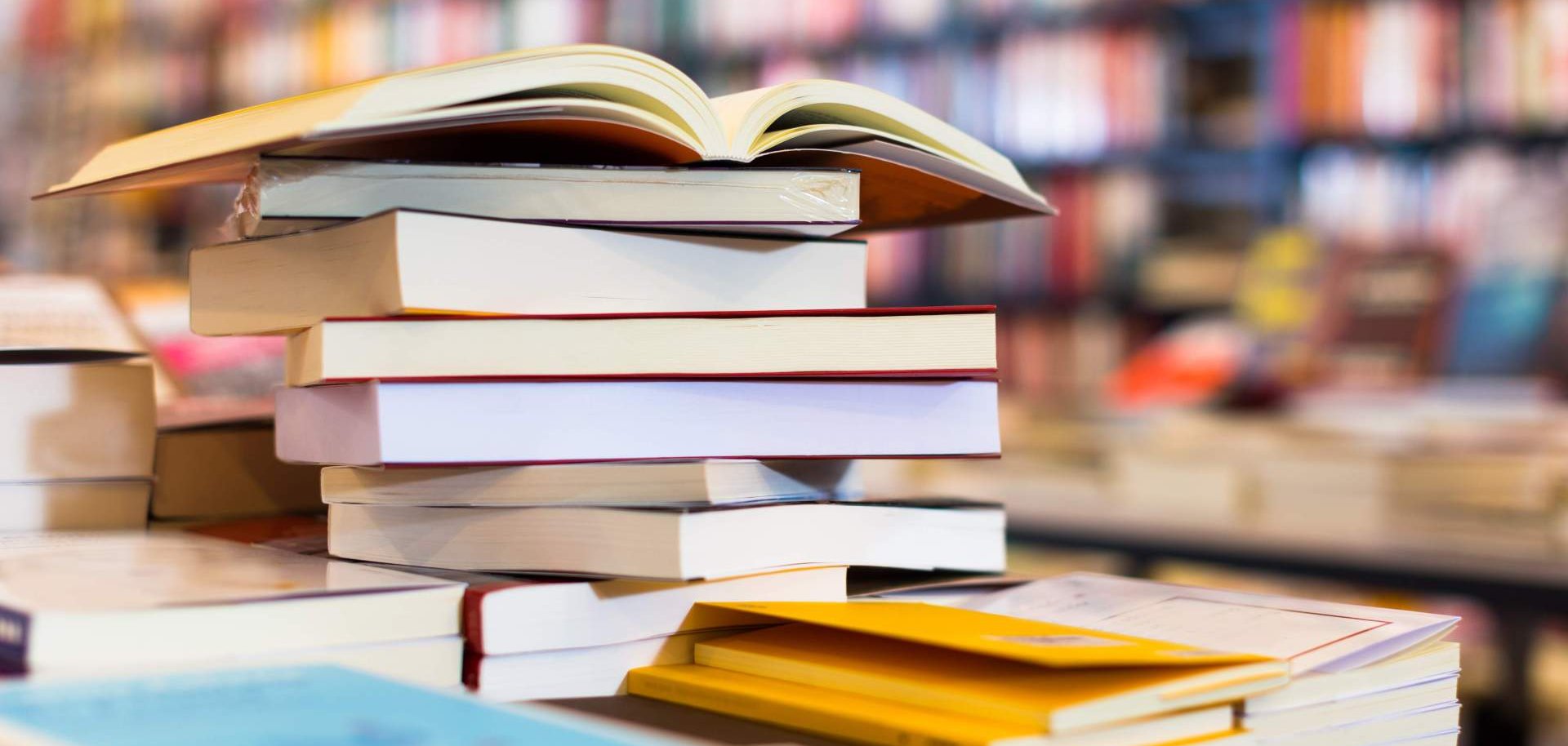 Ein Stapel Bücher liegt auf einem Tisch in einer Bücherhandlung.