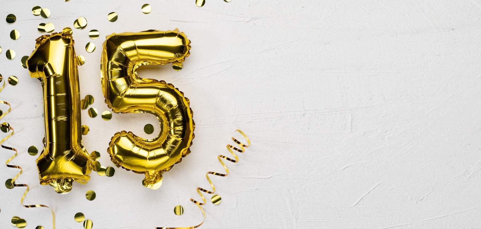 Ein goldener Folienballon in der Form einer 15.