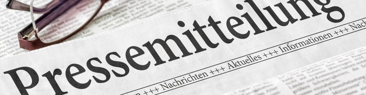 Zeitung mit der Überschrift Pressemitteilung