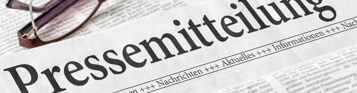 Zeitung mit der Überschrift Pressemitteilung