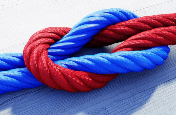 Kreuzknoten mit rotem und blauem Seil auf weißem Holz