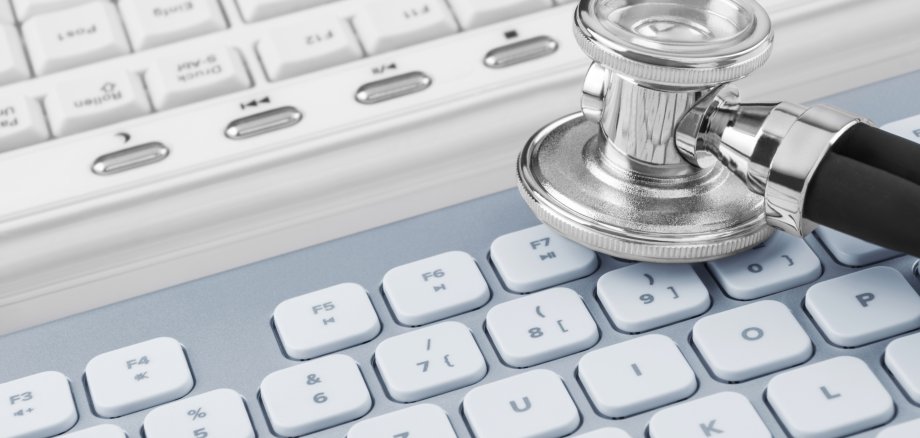 Ein Stethoskop liegt auf einer PC-Tastatur. Das Bild soll die Digitalisierung des Gesundheitswesens symbolisieren.