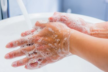 Hände einschäumen Jemand schäumt seine Hände mit Seife ein