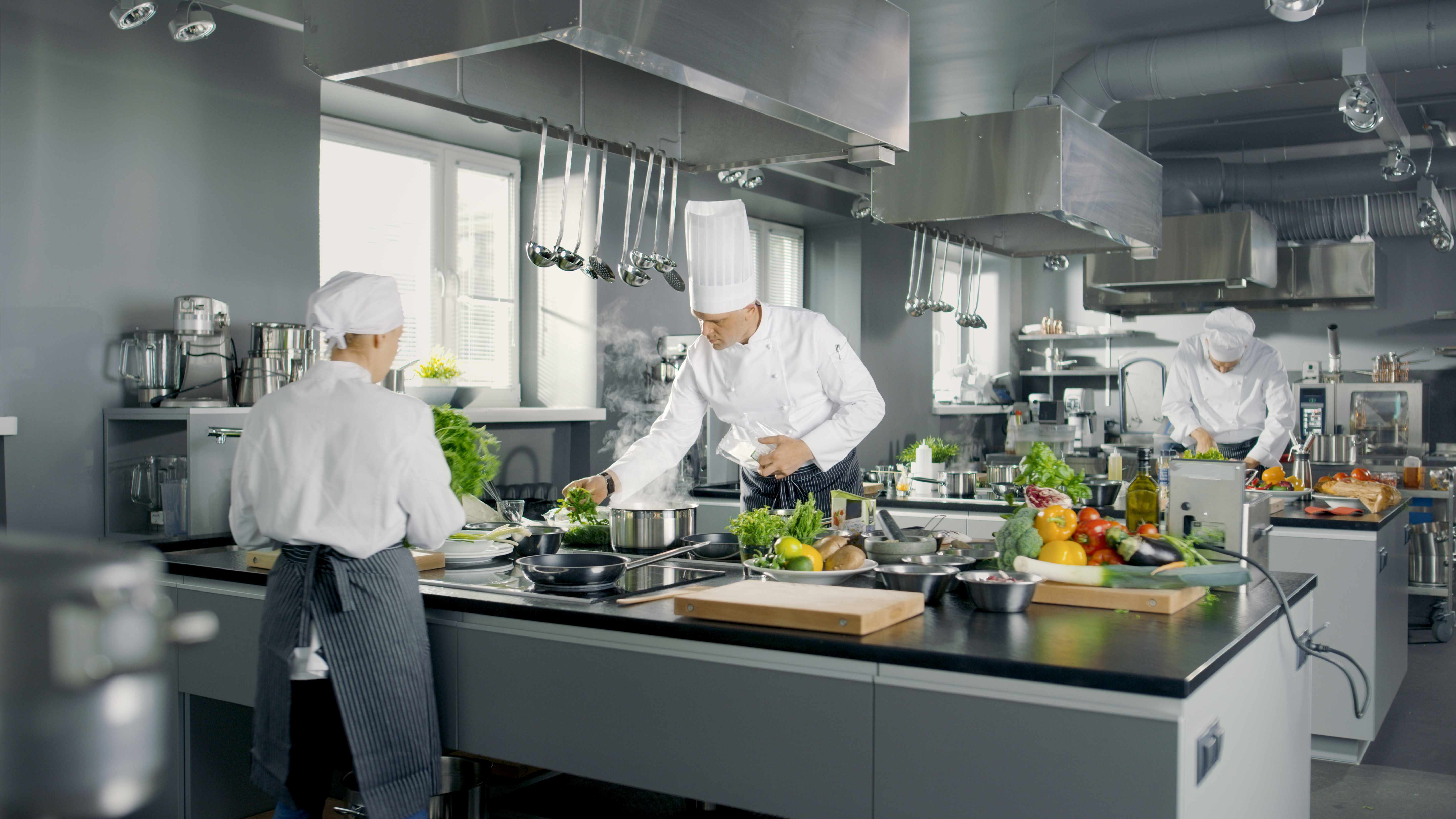 Restorantküche Köche kochen in einer Gastroküche