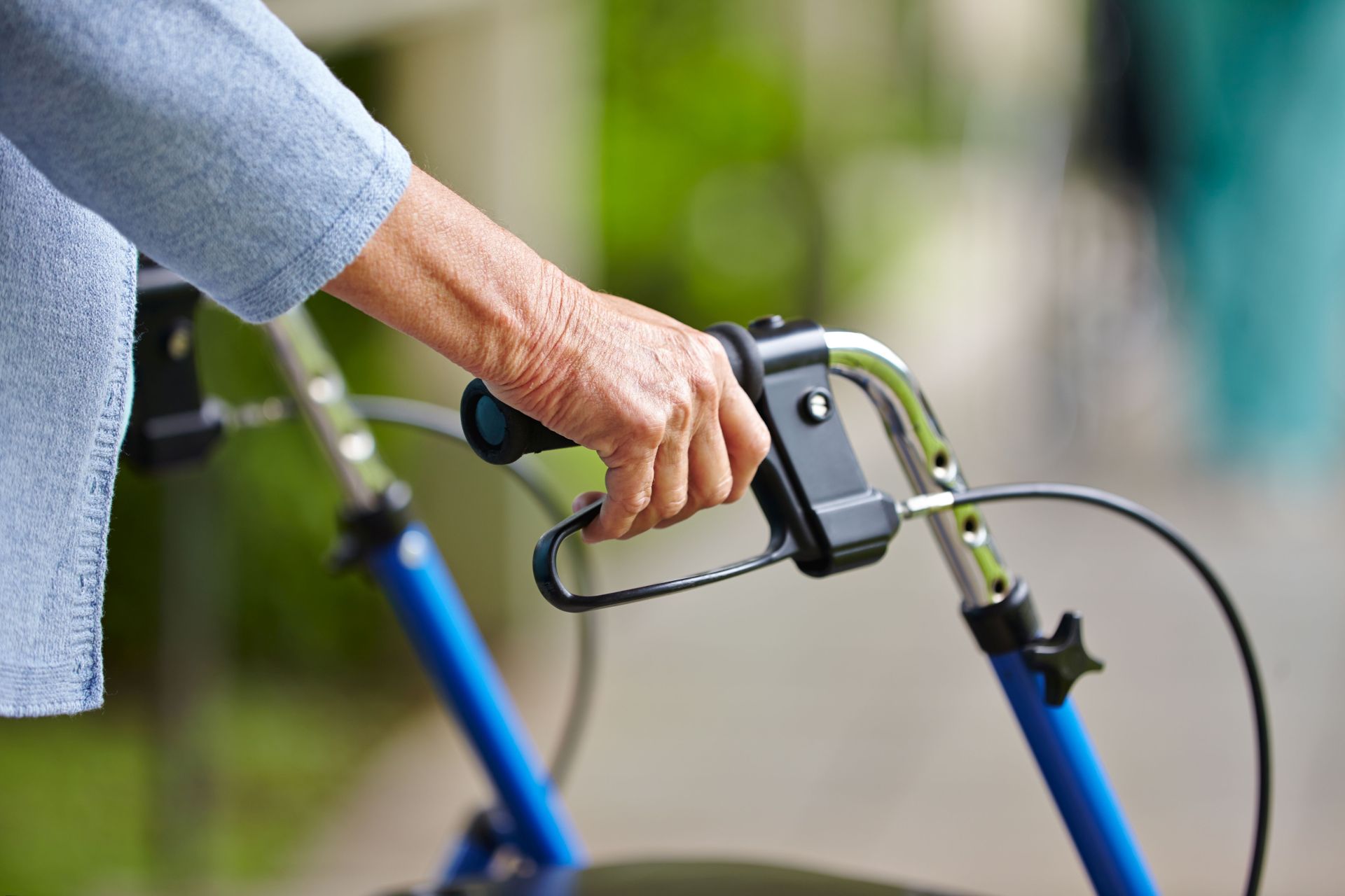 Hände eines Senioren am Rollator
