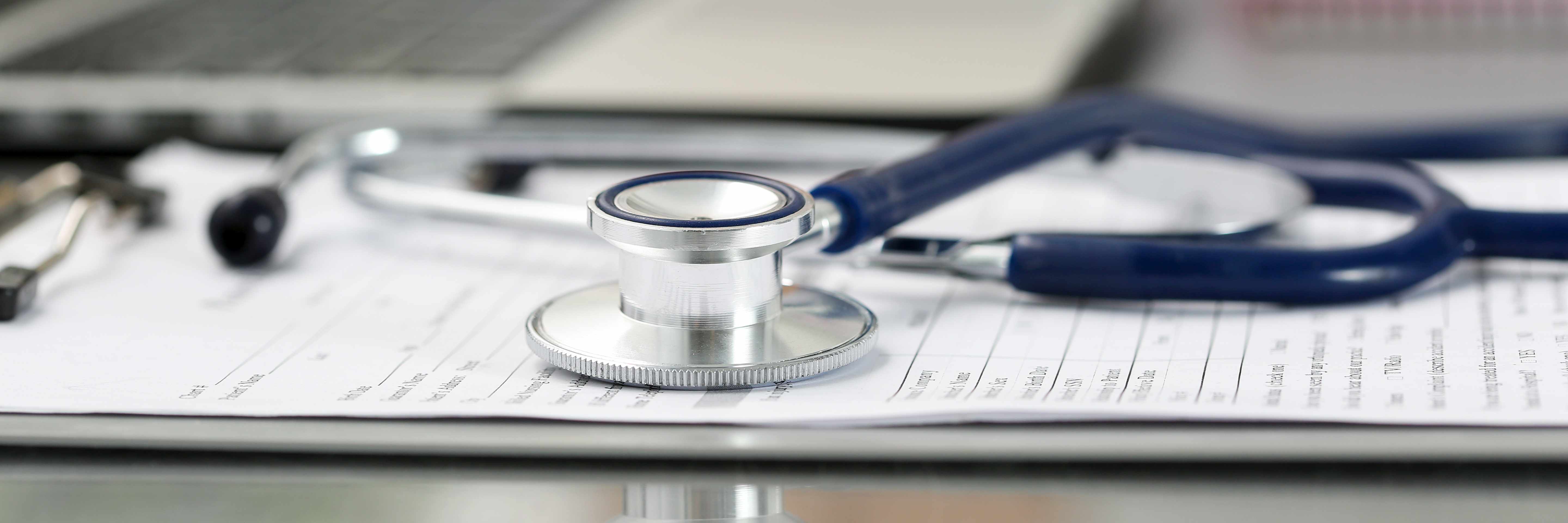 Stethoskop liegt auf Formular