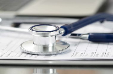 Stethoskop liegt auf Formular