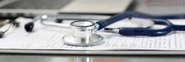 Stethoskop liegt auf Formular