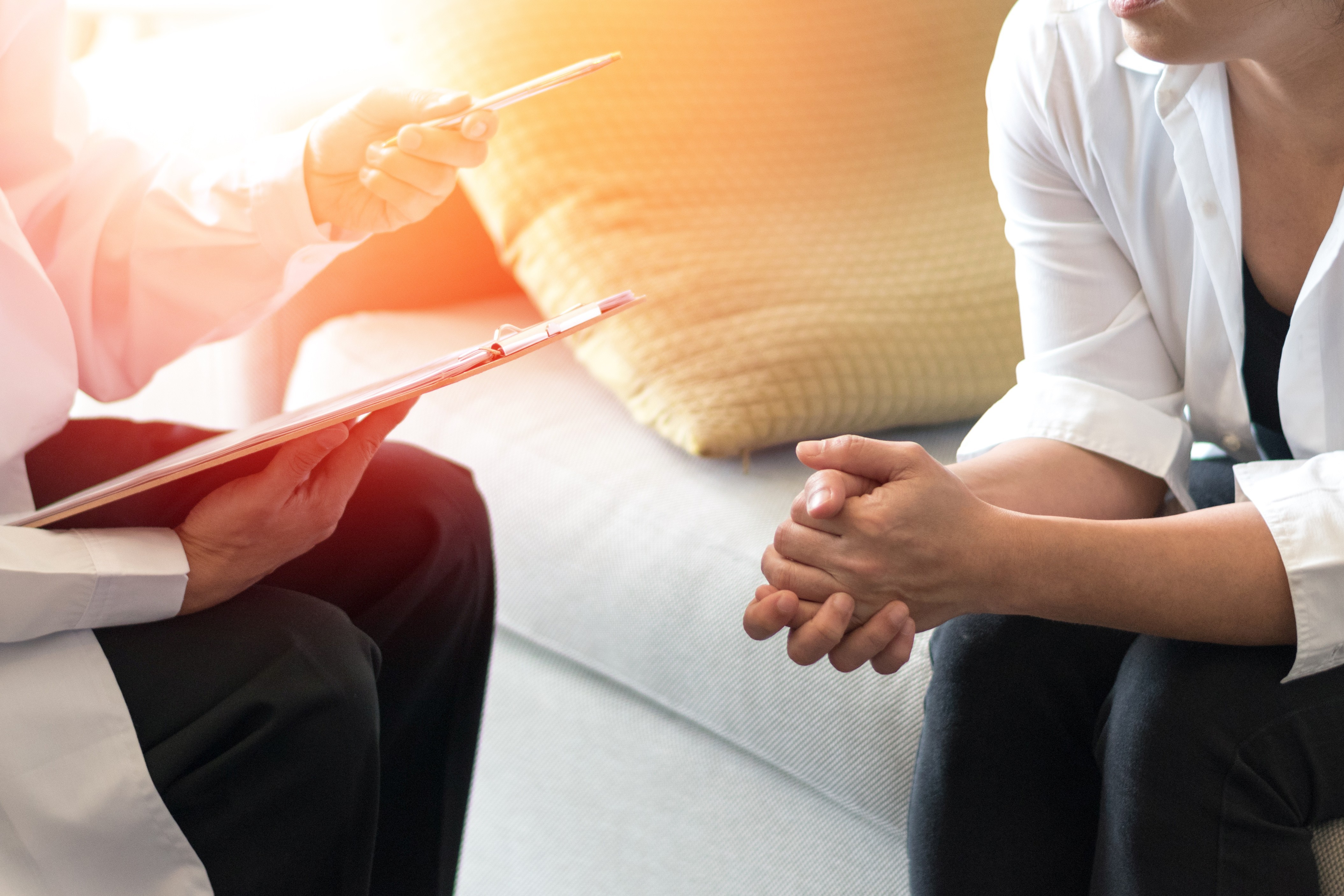 eine Ärztin und ihre Patientin bei einem Therapiegespräch.