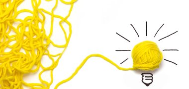 Am linken Bildrand sieht man ein Durcheinander aus gelber Wolle. Ein Faden davon führt zu einem gelben Wollknäul am rechten Bildrand, welches durch ein gezeichnetes Gewinde und angedeutete Strahlen aussieht wie eine Glühbirne. 