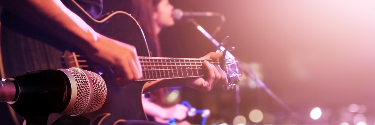 Guitarist spielt auf einer Bühne