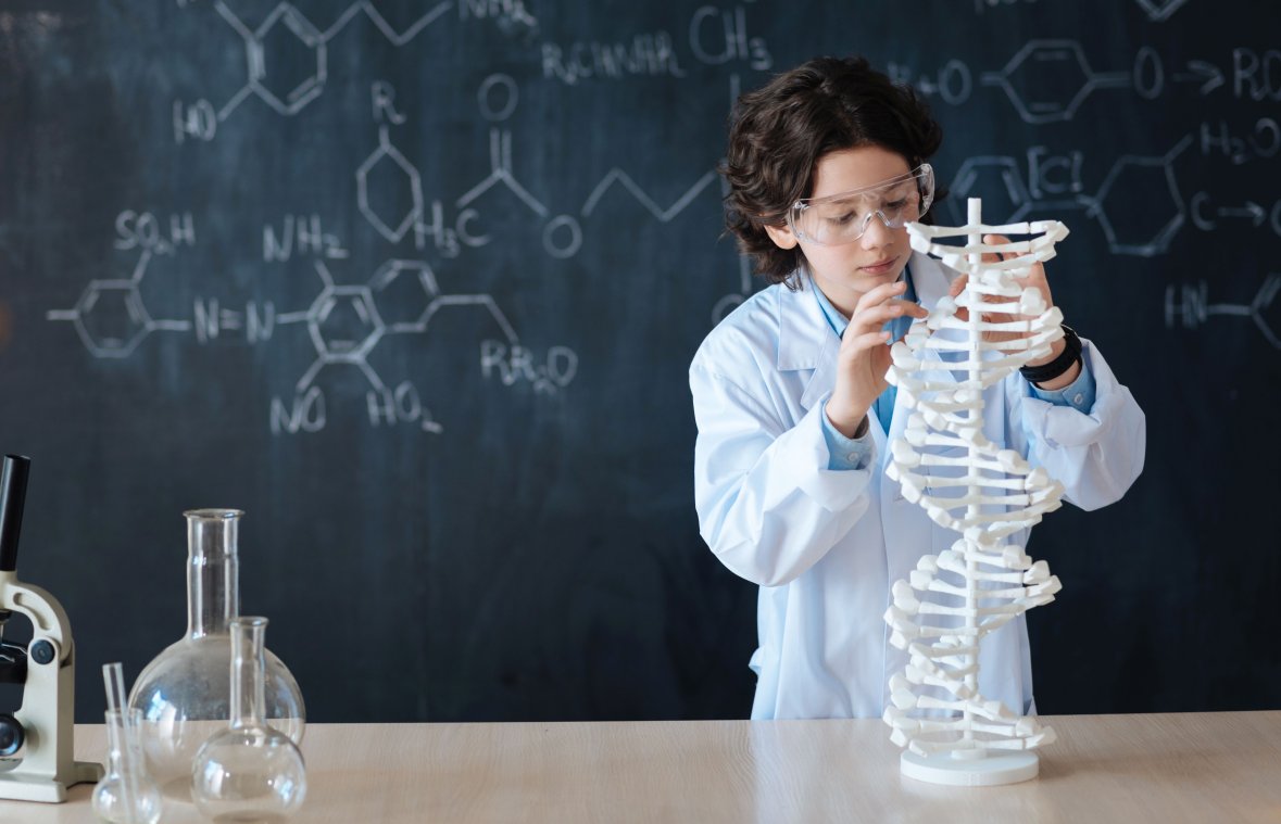 Physik Schüler Schüler forscht mit Schutzbrille