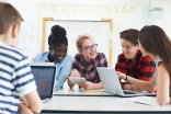 Gruppe von Teenagern lernt zusammen