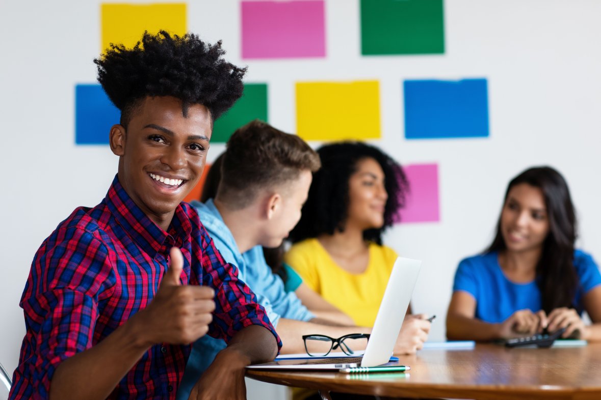 Lehrling hat Spaß an der Ausbildung Junge hält Daumen hoch und freut sich