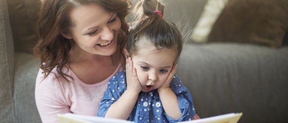 Mutter und Tochter lesend