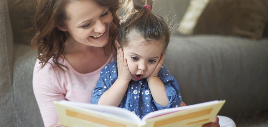 Mutter und Tochter lesend