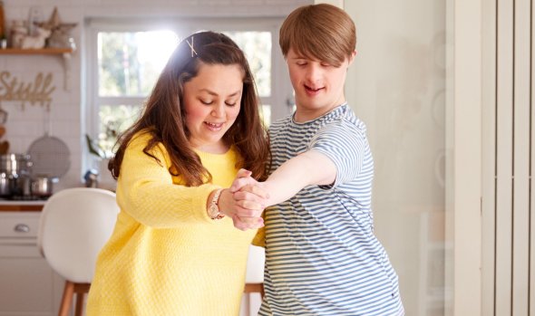 Junge mit Downsyndrome Tanzt mit Mädchen Junge mit Downsyndrome Tanzt mit Mädchen