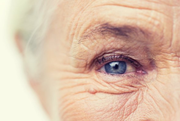 Nahaufnahme Auge einer Seniorin Nahaufnahme Auge einer Seniorin