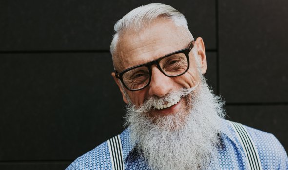 Senior Porträt eines moderner Seniors mit langem Bart