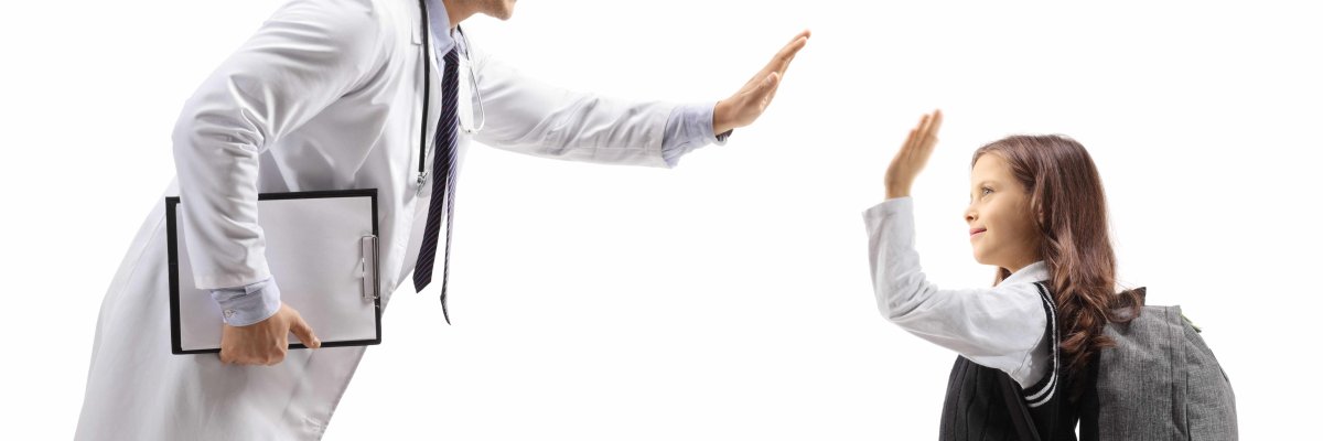 Arzt klatscht mit Schulmädchen ab Arzt klatscht mit Schulmädchen ab