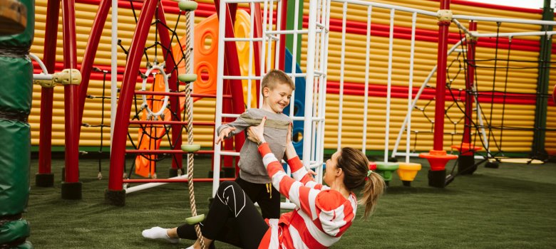 Child and mother in the playroom Mutter und Sohn spielen in einem Sportraum