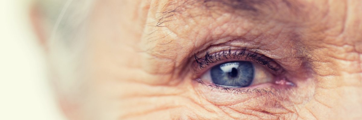 Nahaufnahme Auge einer Seniorin