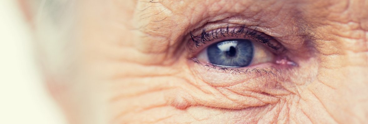 Nahaufnahme Auge einer Seniorin