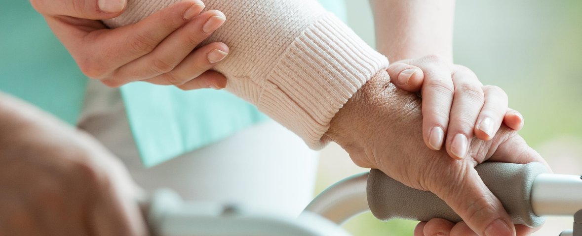 Nahaufnahme Frau mit Gehhilfe und Pflegerin