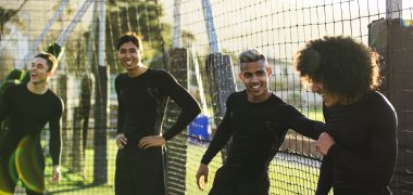 Jungs spielen Fußball 