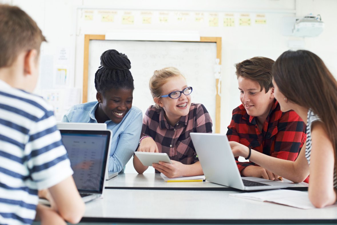 Schüler lernen zusammen Gruppe von Teenagern lernt zusammen