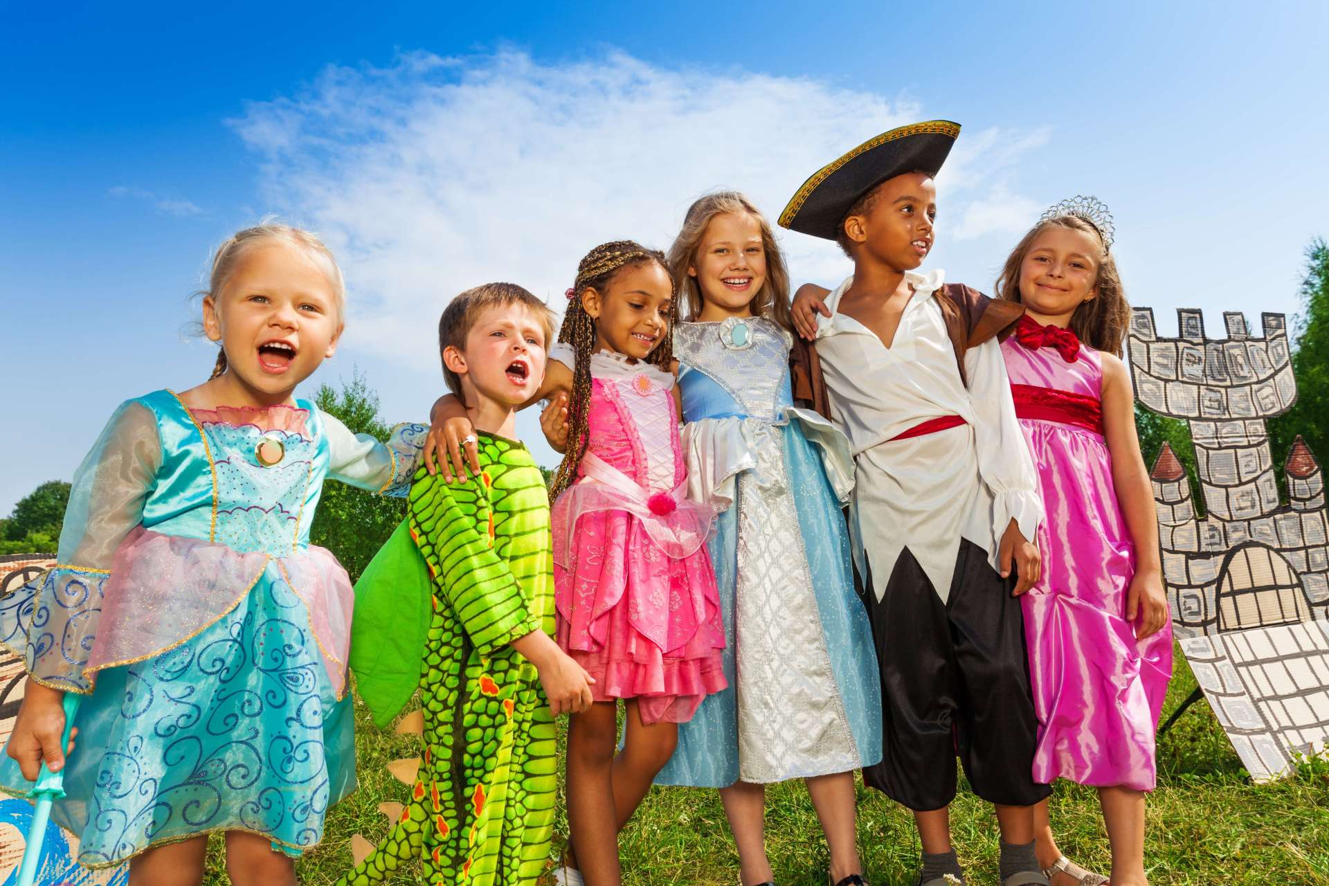 Ein Bild, das Kinder in verschiedenen Kostümen zeigt.