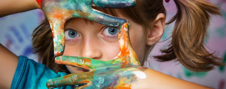 Mädchen bunte Hände Porträt - Mädchen formt mit bunten, angemalten Händen ein Fenster und schaut durch