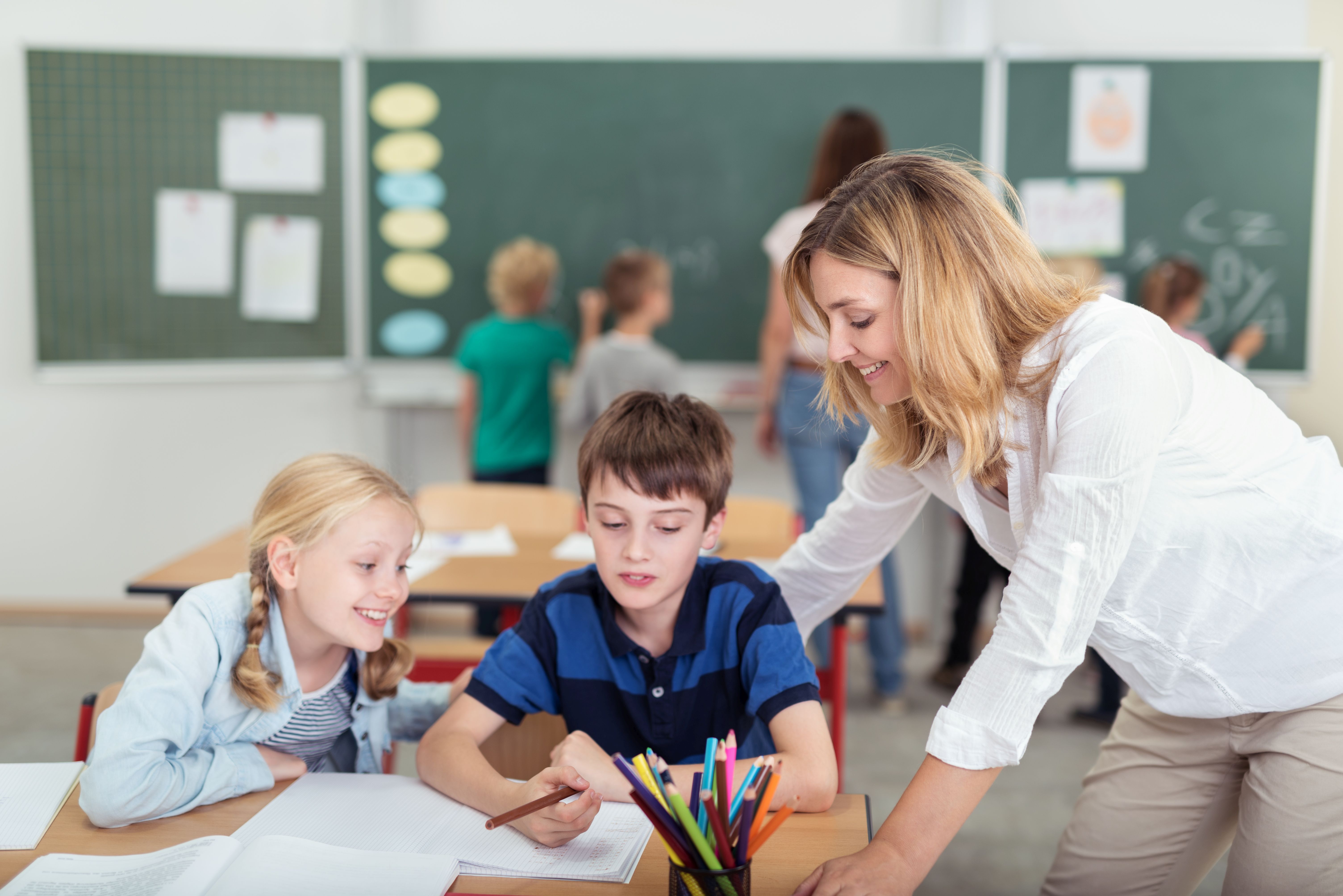 zwei lehrerinnen arbeiten in einer klasse zwei lehrerinnen arbeiten in einer klasse