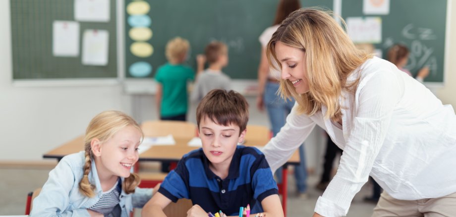 zwei lehrerinnen arbeiten in einer klasse