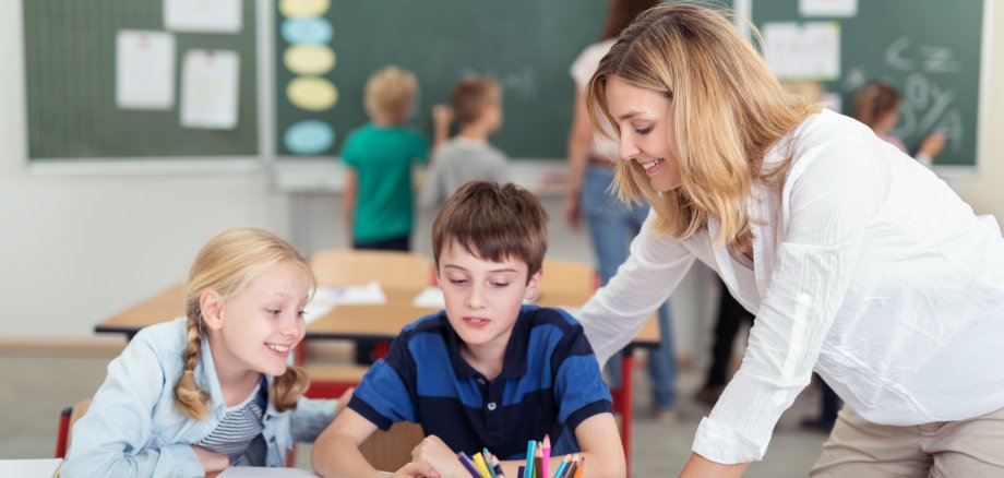 zwei lehrerinnen arbeiten in einer klasse