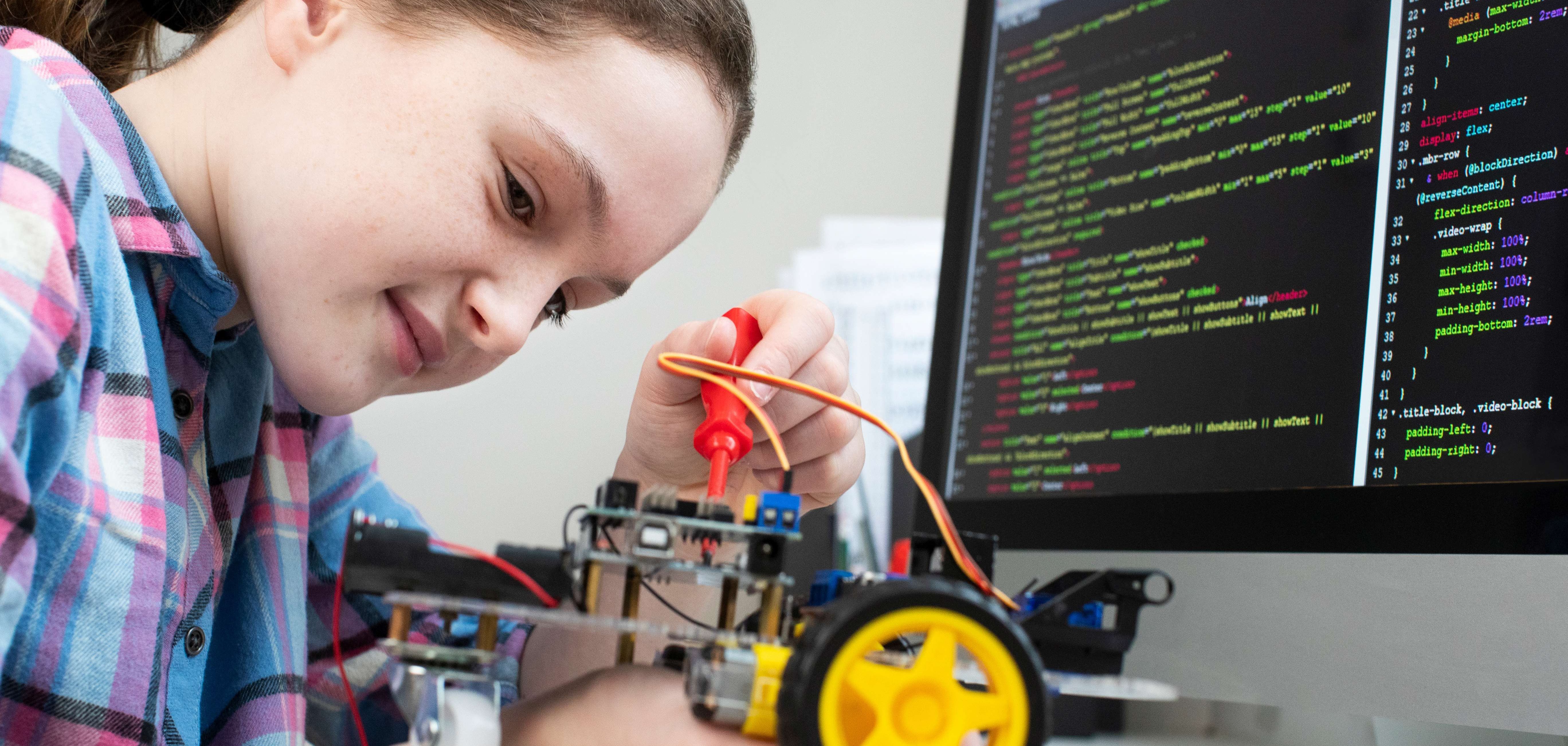 Roboter bauen, in virtuelle Welten abtauchen und vieles mehr: Das Osterferienprogramm des Schülerlabors digi_space des Kreises bietet eine vielfältige Auswahl an Veranstaltungen für Kinder und Jugendliche rund um die Themen Naturwissenschaften, Technik und Informatik. Ein junges Mädchen bastelt an einem kleinen selbstgebauten Auto.
