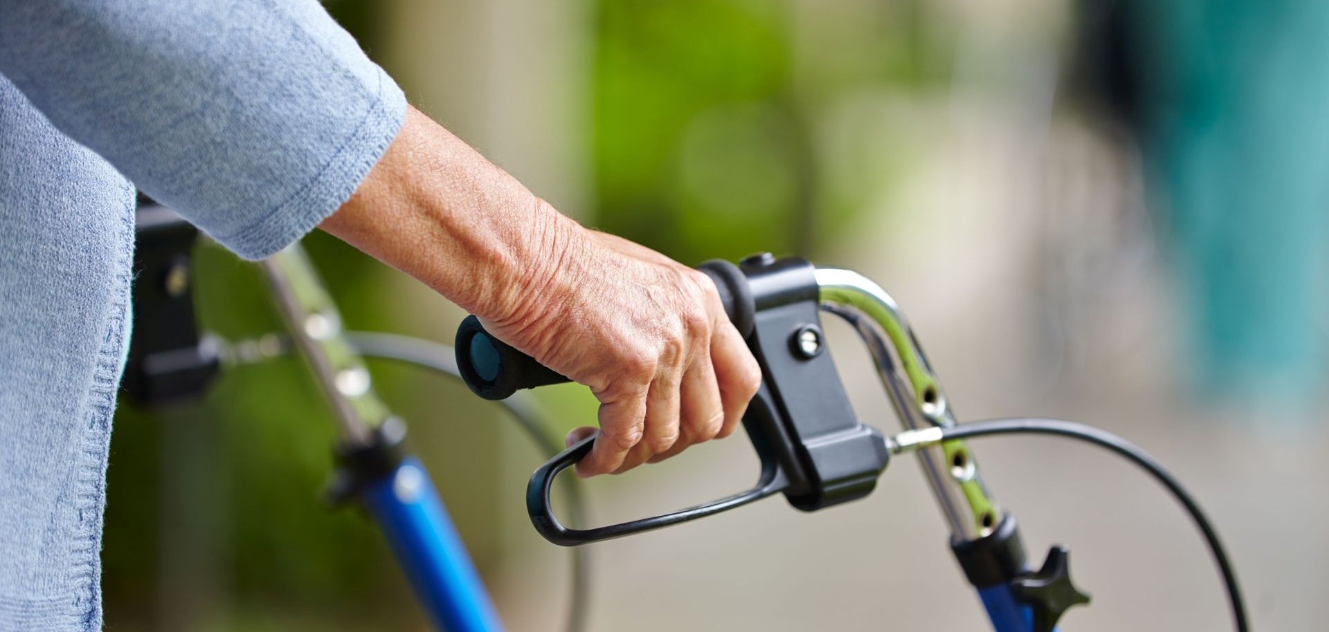 Hände eines Senioren am Rollator