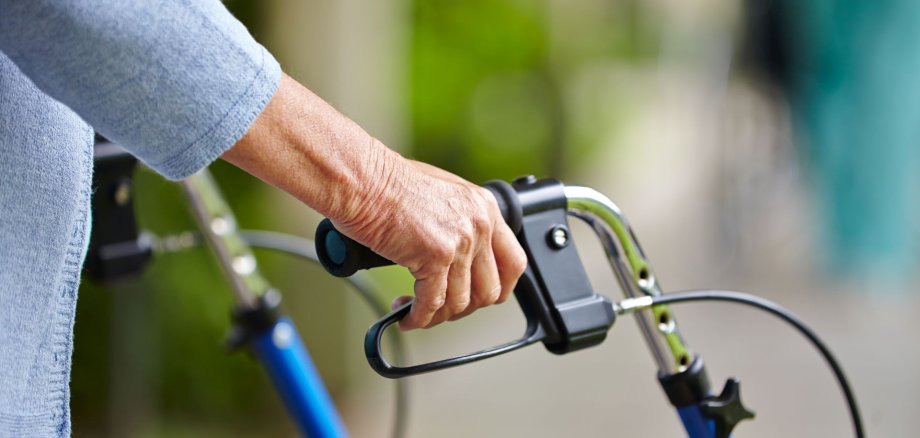 Hände eines Senioren am Rollator