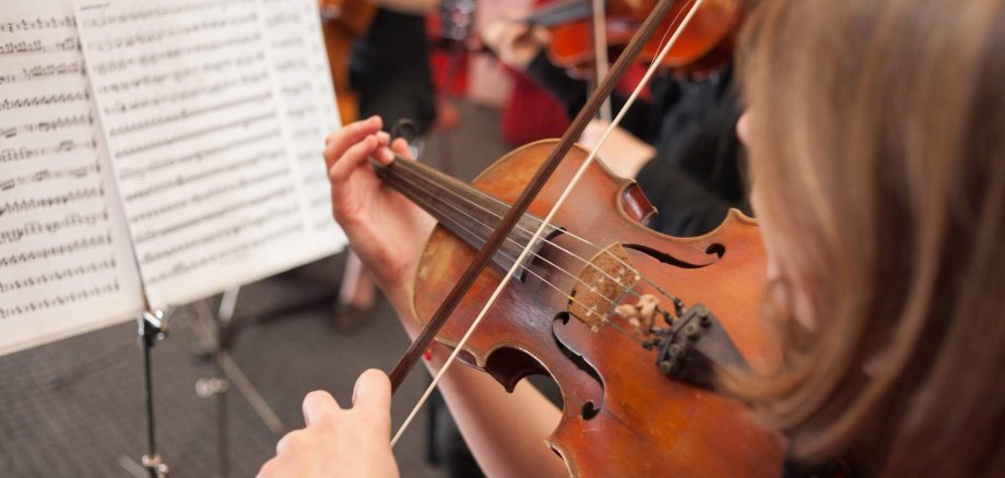 Bergsträßer Kinder- und Jugendmusiktage Ein Mädchen spielt auf einer Geige.