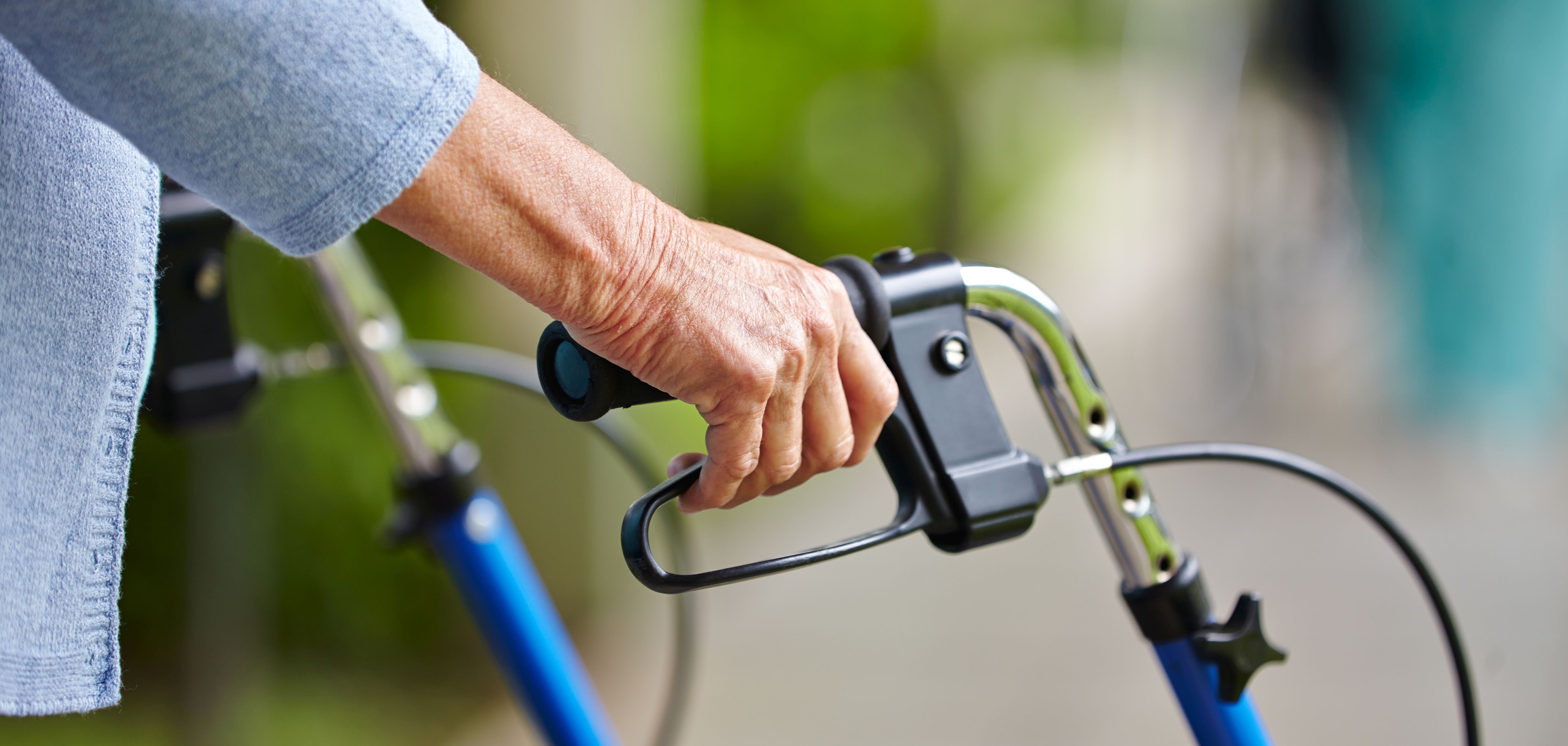 Hände eines Senioren am Rollator