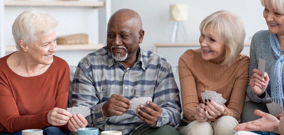 099 - Gesprächskreis Bürstadt Zwei Senioren unterhalten sich bei Kaffee.