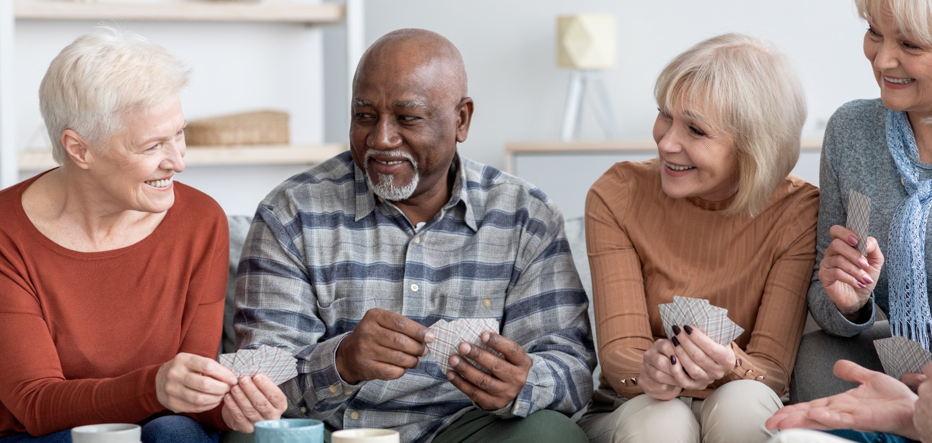 Zwei Senioren unterhalten sich bei Kaffee.